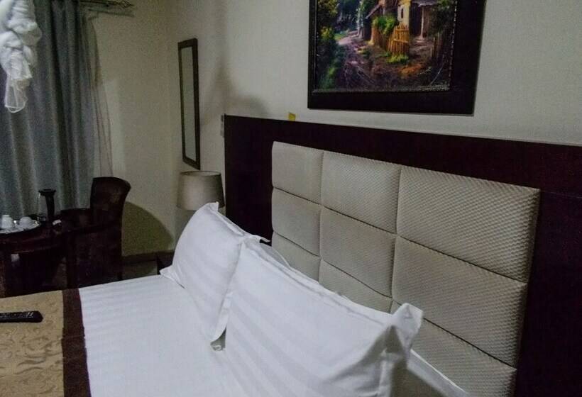 اتاق لوکس با چشم‌انداز باغ, Four Pillars Lodge