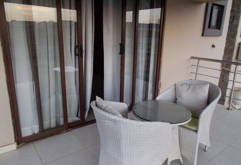 اتاق لوکس با چشم‌انداز باغ, Four Pillars Lodge