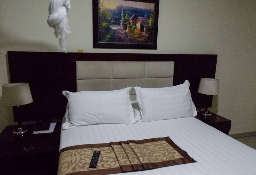 اتاق لوکس با چشم‌انداز باغ, Four Pillars Lodge