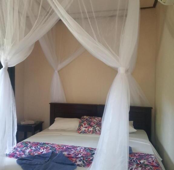 חדר אקונומי, Mango Moon