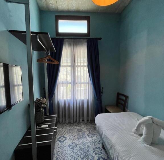 اتاق خانوادگی, My Travel House