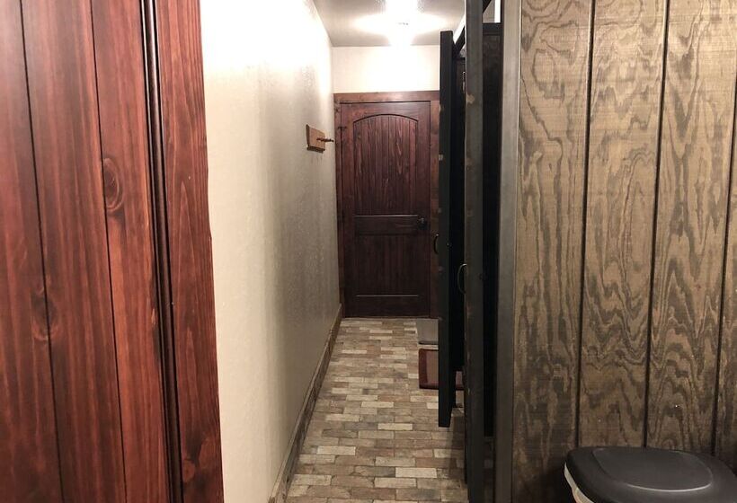 تختخواب در اتاق مشترک, The Avon