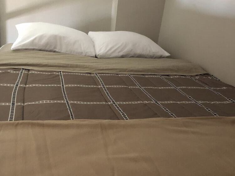 تختخواب در اتاق مشترک, The Avon