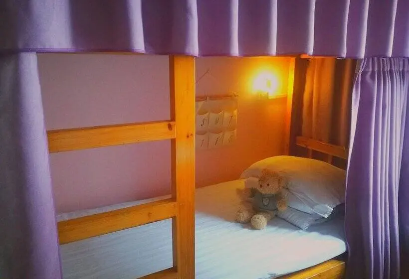 Vuode Makuusalissa, Showbiz Hostel