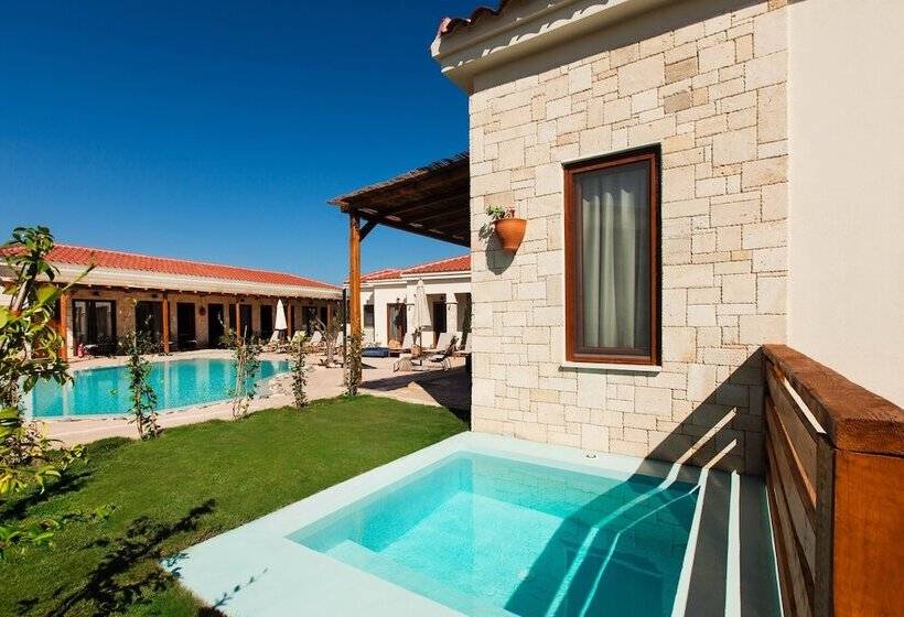 جناح جونيور مطلّ علي حمام السباحة, Casa Afytos   Adults Only