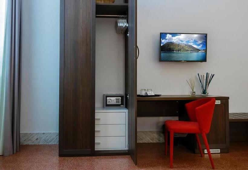 غرفة إدارية ثلاثية, Re Vittorio De Luxe