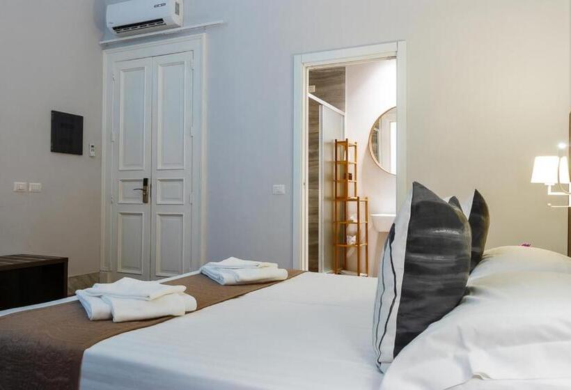 غرفة إدارية ثلاثية, Re Vittorio De Luxe