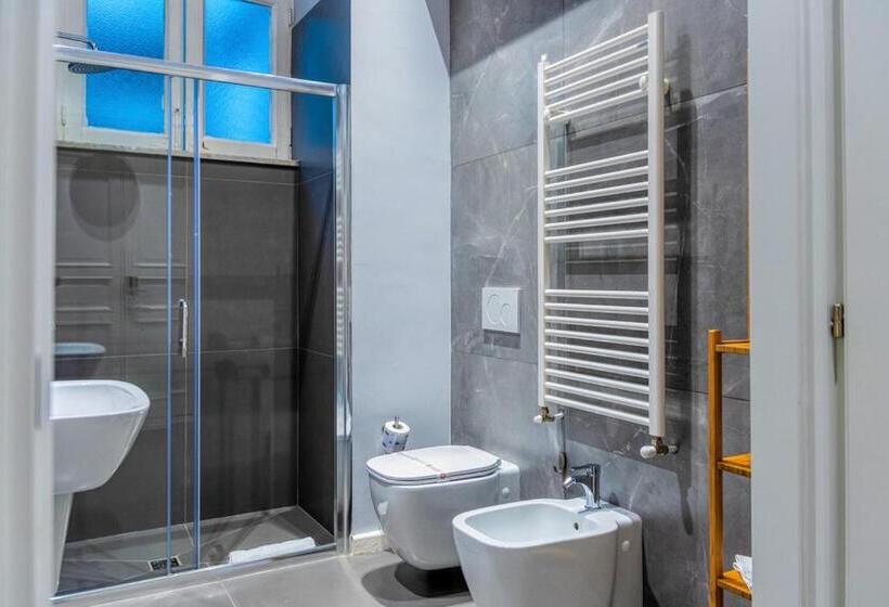 غرفة عائلية, Re Vittorio De Luxe