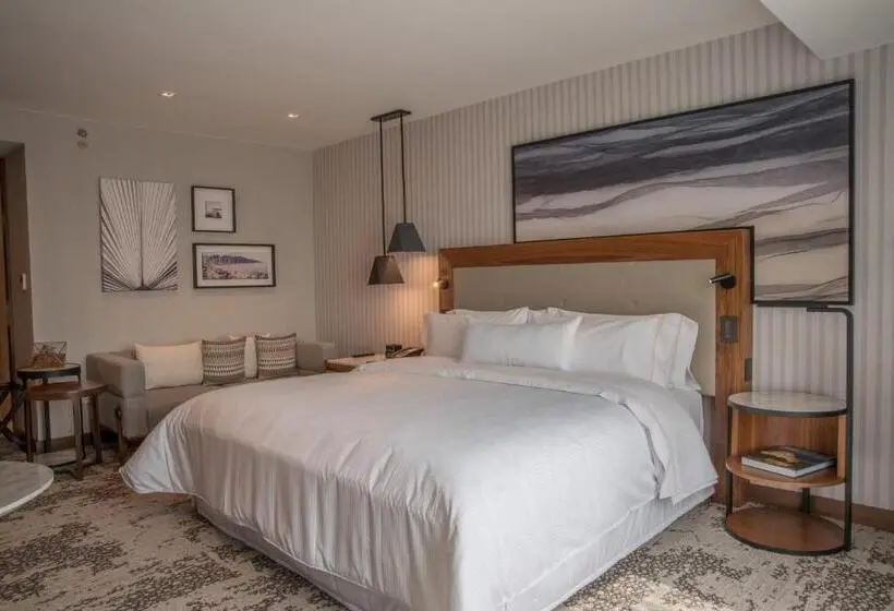 Deluxe Room King Bed & City View