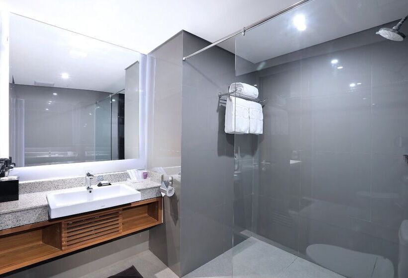 家庭间, Aston Inn Batu