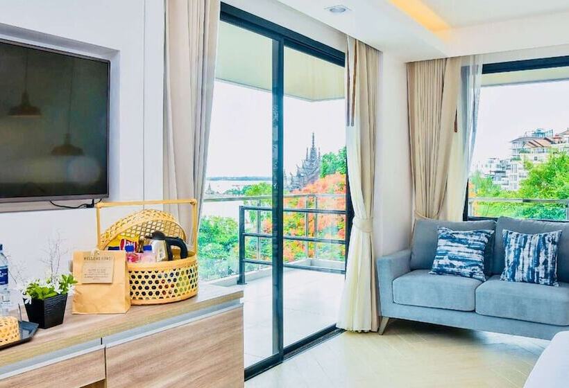 オーシャンビュージュニアスイート, Golden Tulip Pattaya Beachfront Resort