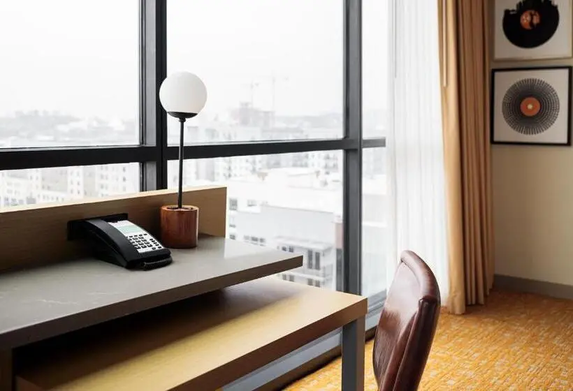 障害者適応デラックスルーム, Holiday Inn & Suites Nashville Downtown Broadway