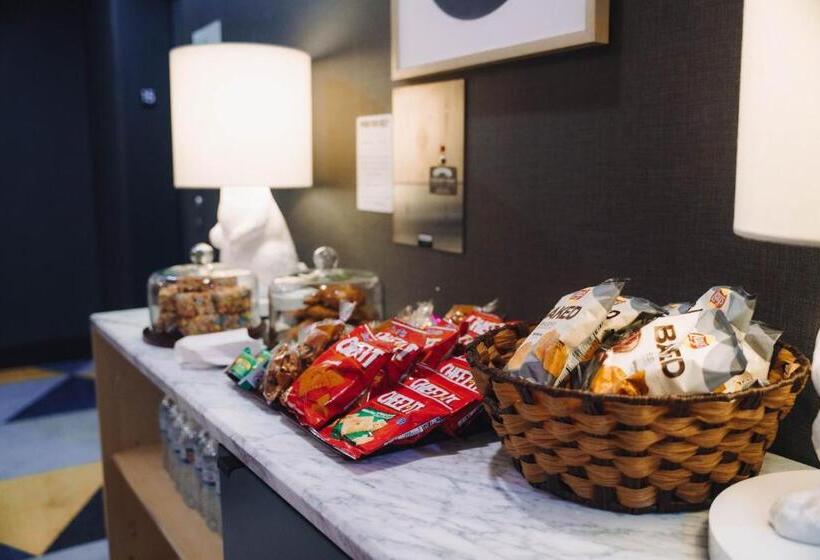 سوئیت با تخت بزرگ, Holiday Inn & Suites Nashville Downtown Broadway