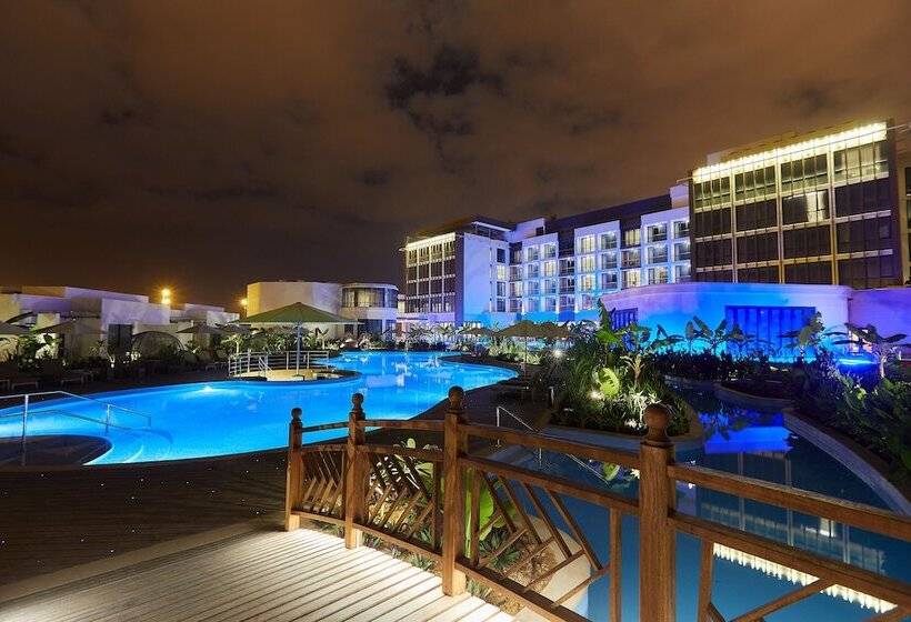 غرفة بريميوم مطلة على حمام السباحة, Millennium Resort Salalah