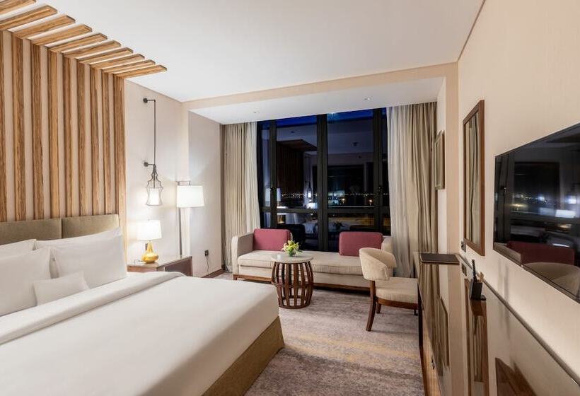 غرفة بريميوم مطلة على حمام السباحة, Millennium Resort Salalah
