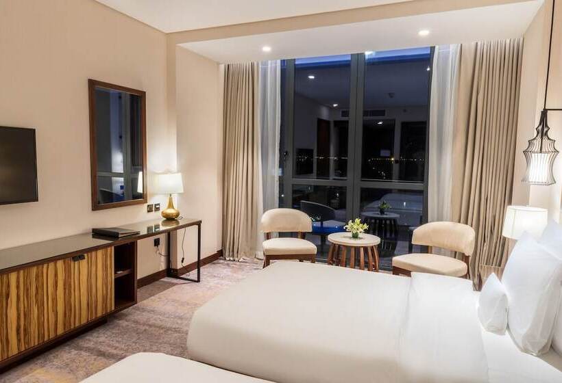 غرفة بريميوم مطلة على حمام السباحة, Millennium Resort Salalah