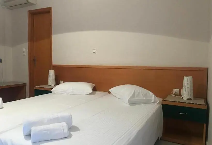 Chambre Triple Standard, Naftilos Studios
