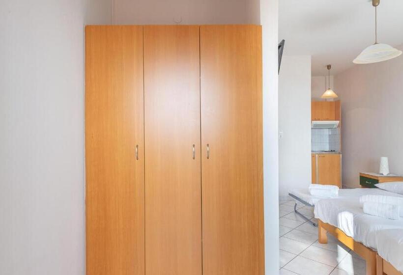 스탠다드 트리플 룸, Naftilos Studios