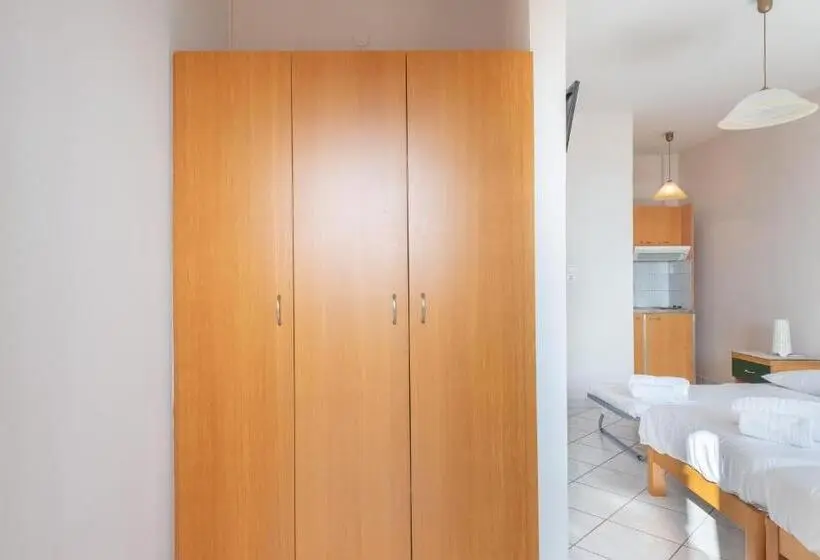 Chambre Triple Standard, Naftilos Studios