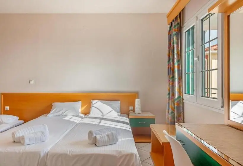 Chambre Triple Standard, Naftilos Studios