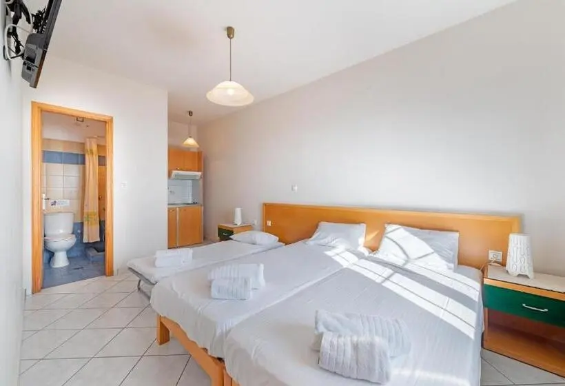 Chambre Triple Standard, Naftilos Studios