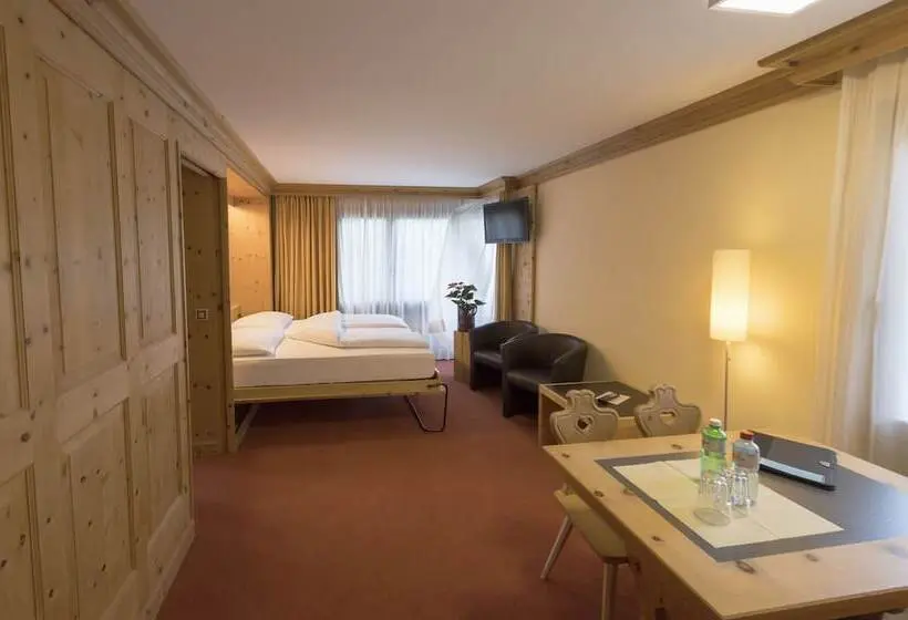 Family Room, Palü