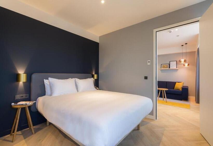 מיטת קינג בסוויטה, Staybridge Suites The Hague   Parliament, An Ihg