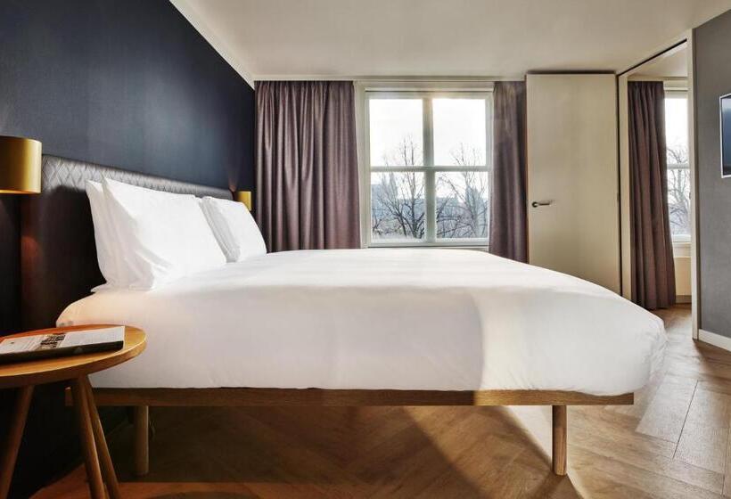 מיטת קינג בסוויטה, Staybridge Suites The Hague   Parliament, An Ihg