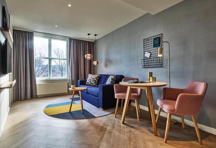 מיטת קינג בסוויטה, Staybridge Suites The Hague   Parliament, An Ihg