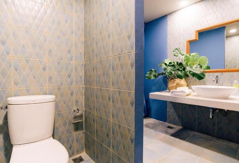 패밀리 스위트, The Pineapple