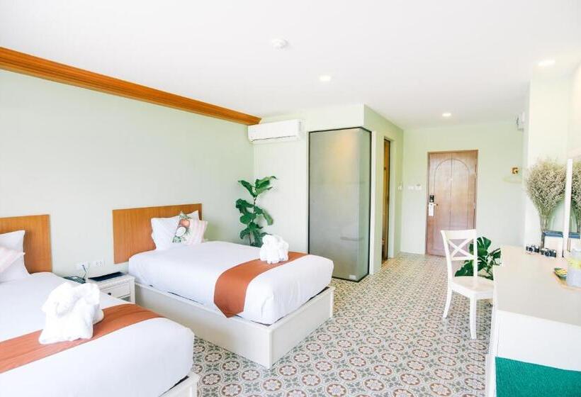 디럭스 룸, The Pineapple