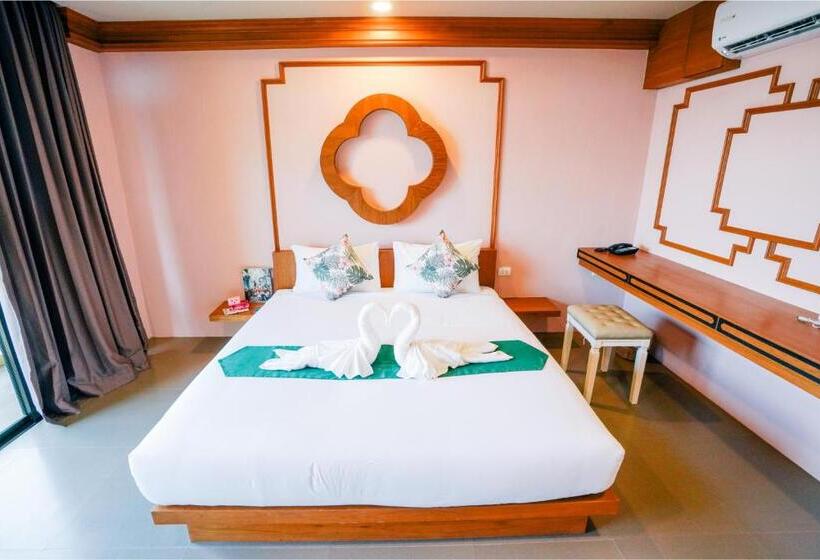 디럭스 룸, The Pineapple