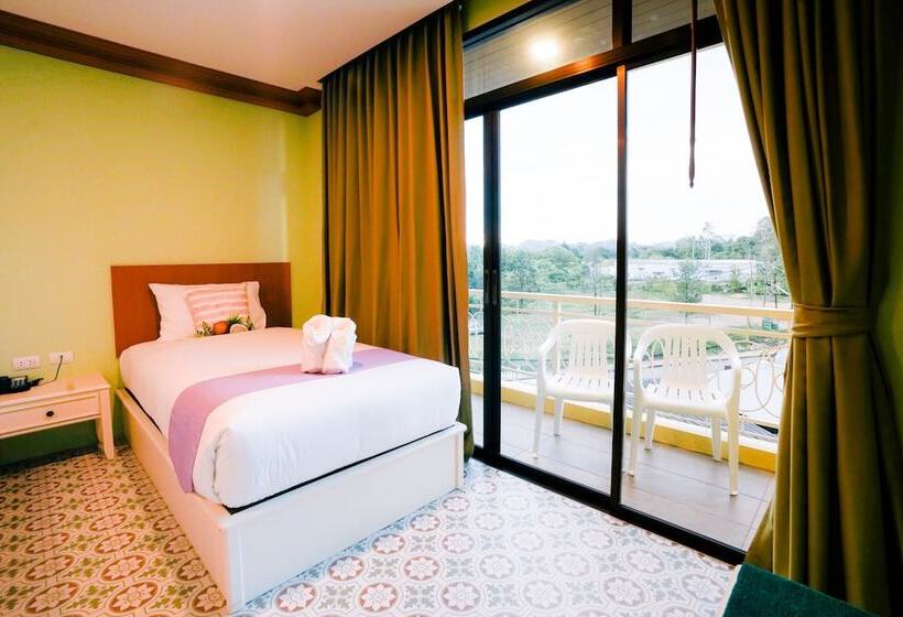 디럭스 룸, The Pineapple