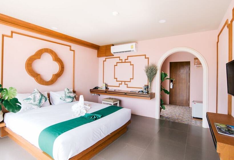 디럭스 룸, The Pineapple