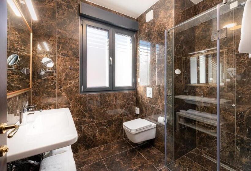 수피리어 룸, Cvita