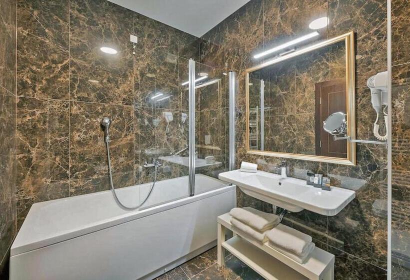 수피리어 룸, Cvita