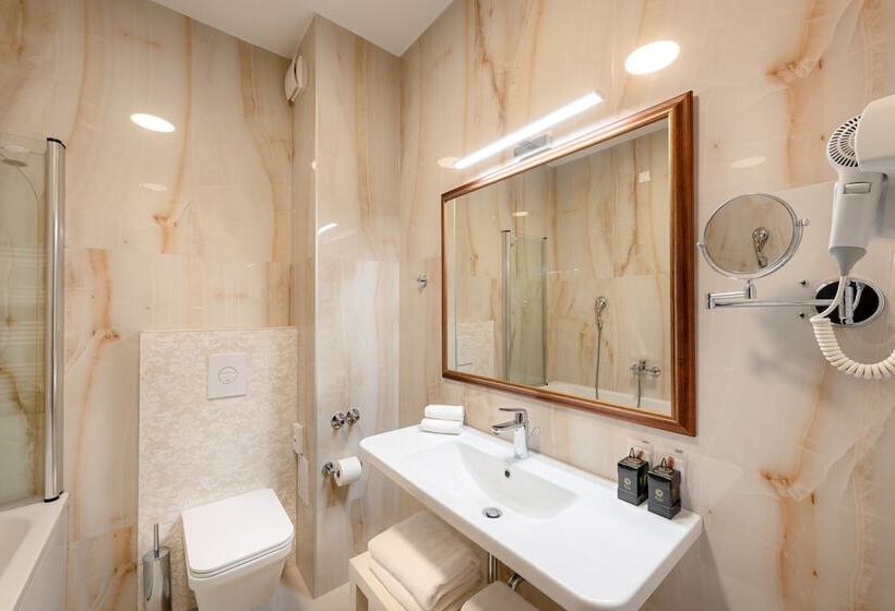 수피리어 룸, Cvita