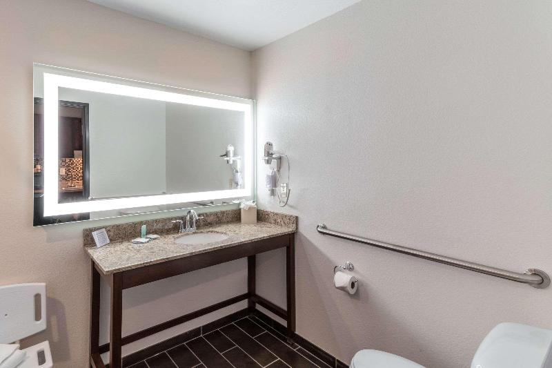 מיטת קינג בסוויטה, Mainstay Suites Denver International Airport