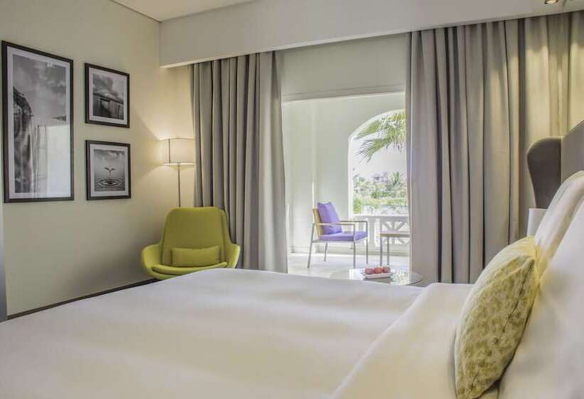 プールの見えるスーペリアルーム, Radisson Blu Resort, Al Khobar Half Moon Bay