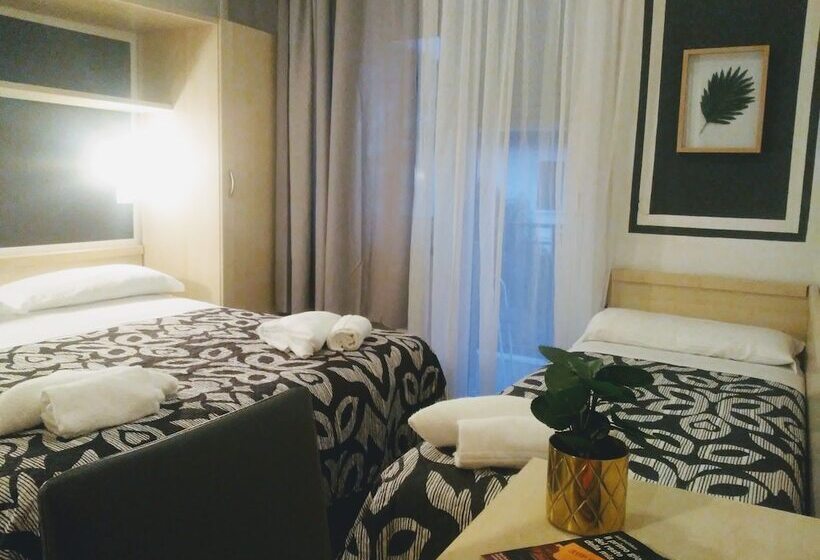 חדר סטנדרט לשלושה עם מרפסת, Wuhostel