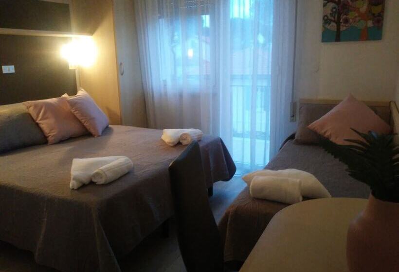 חדר סטנדרט לשלושה עם מרפסת, Wuhostel