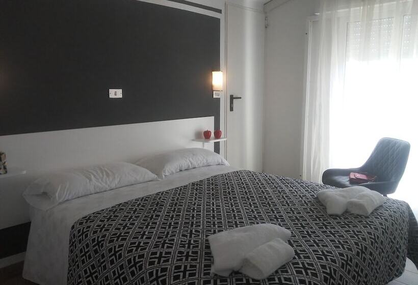 חדר לארבעה סטנדרטי עם מרפסת, Wuhostel