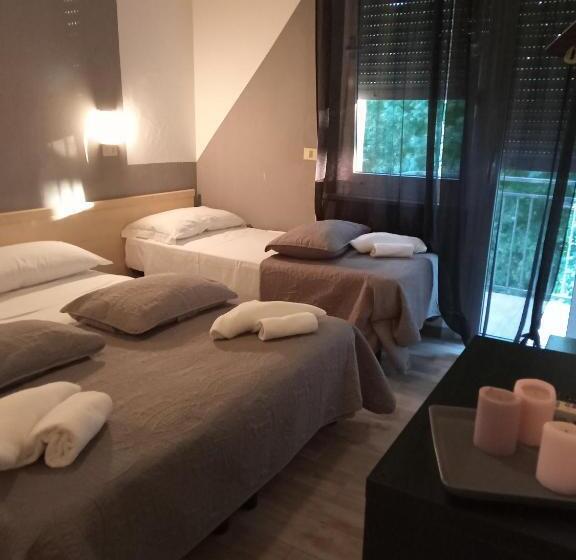 חדר סטנדרט לשלושה עם מרפסת, Wuhostel