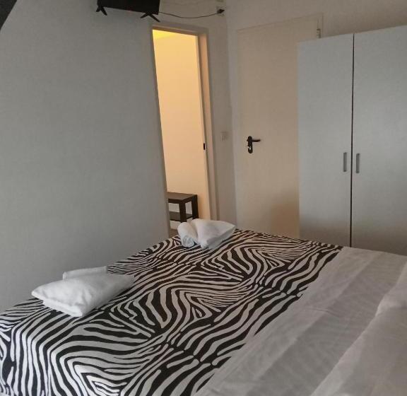 חדר סטנדרט לשלושה עם מרפסת, Wuhostel