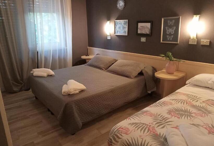 חדר סטנדרט לשלושה עם מרפסת, Wuhostel