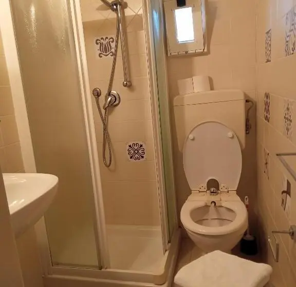 Pokój Czteroosobowy Standard z Balkonem, Wuhostel