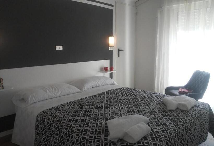 חדר לארבעה סטנדרטי עם מרפסת, Wuhostel