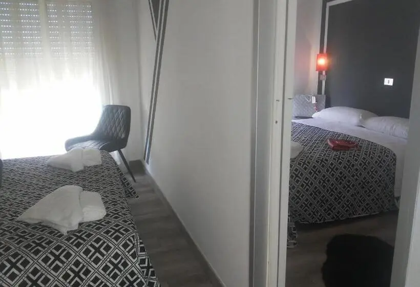 Pokój Czteroosobowy Standard z Balkonem, Wuhostel