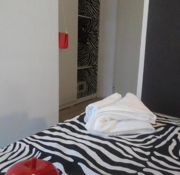 חדר בסיסי, Wuhostel