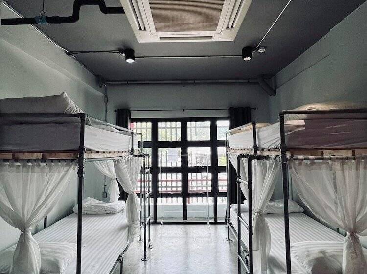 اتاق خانوادگی با سرویس بهداشتی مشترک, Bloo Hostel